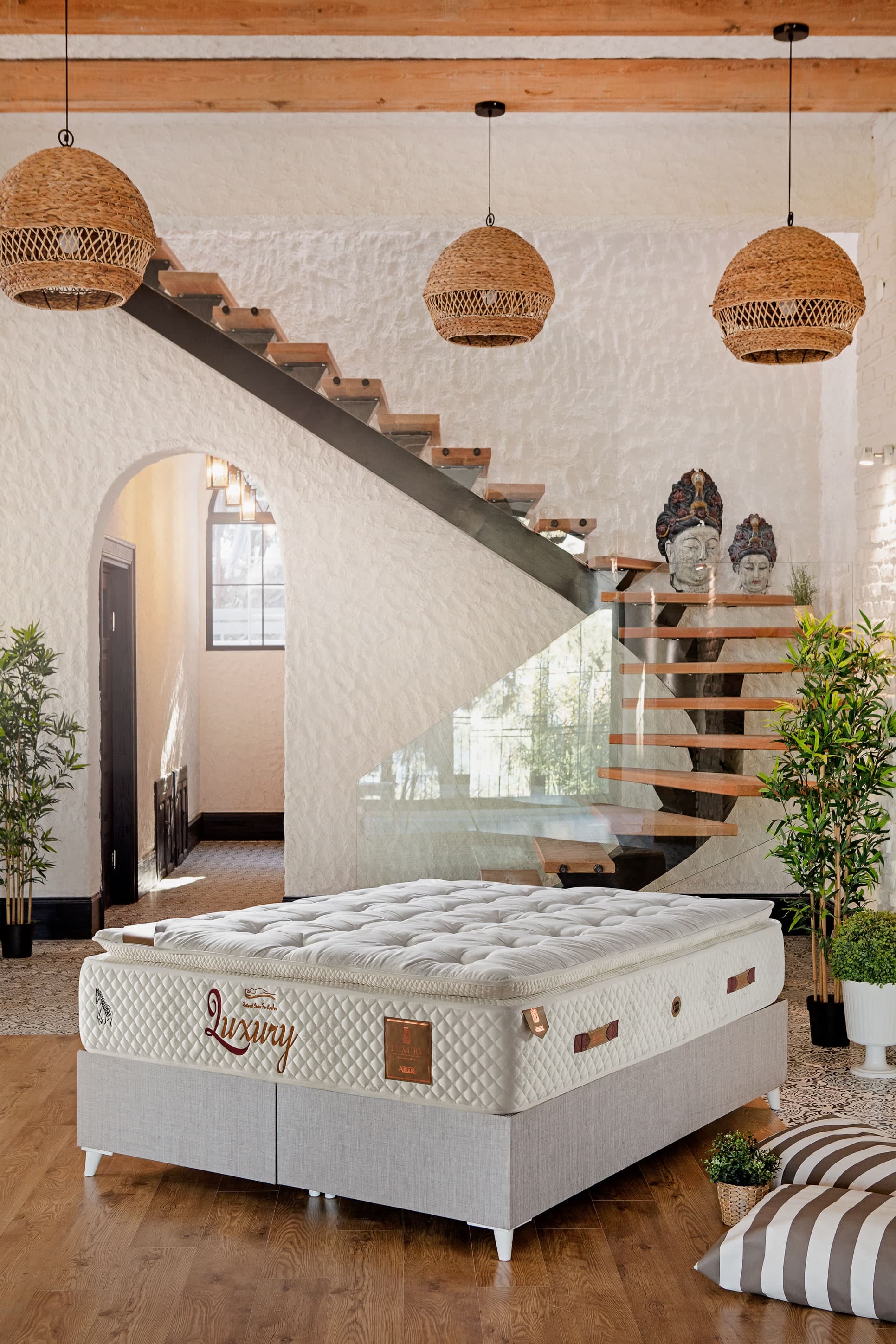 Matrace Luxury v ložnici se schodištěm a závěsnými lampami